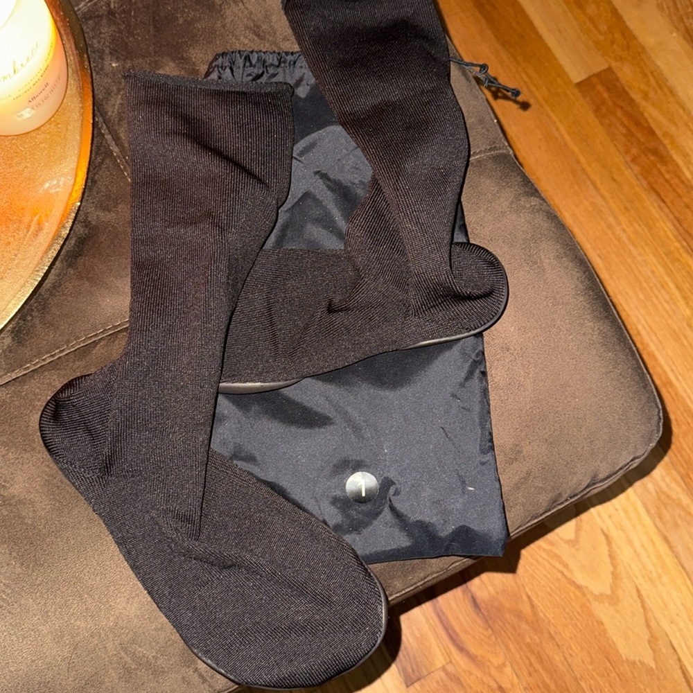 Yeezy pods size 1